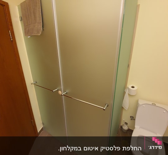 מקלחון זכוכית עם דלתות מט וידית מתכת